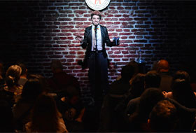 Taburete Club de Comedia